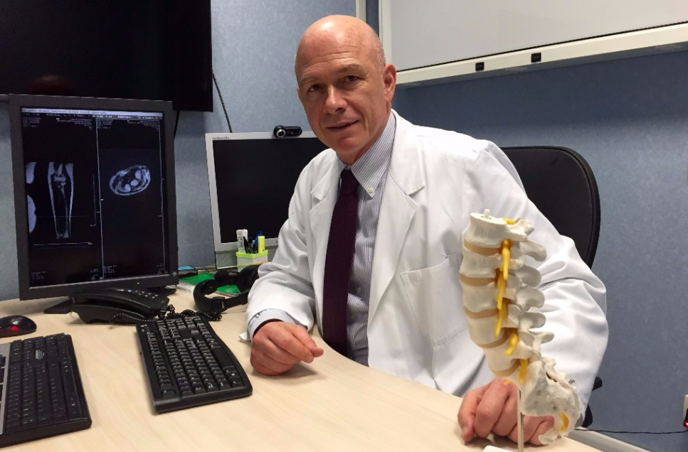 Prof. Marco Mastantuono nello studio di diagnostica per immagini